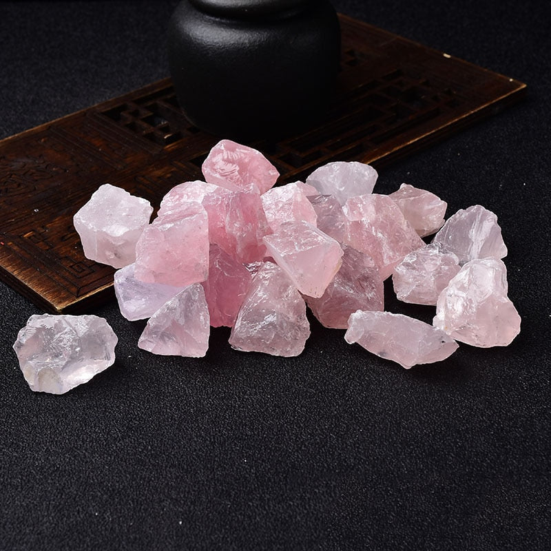 100g Natural Rose Quartz Crystals Rough Gravel Lucky Stone Minerals Specimen Stones for Aquarium for Fish Home Decoration.