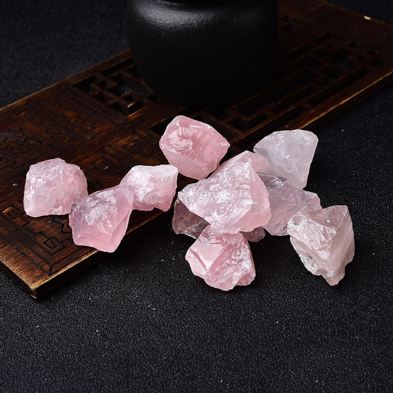 100g Natural Rose Quartz Crystals Rough Gravel Lucky Stone Minerals Specimen Stones for Aquarium for Fish Home Decoration.